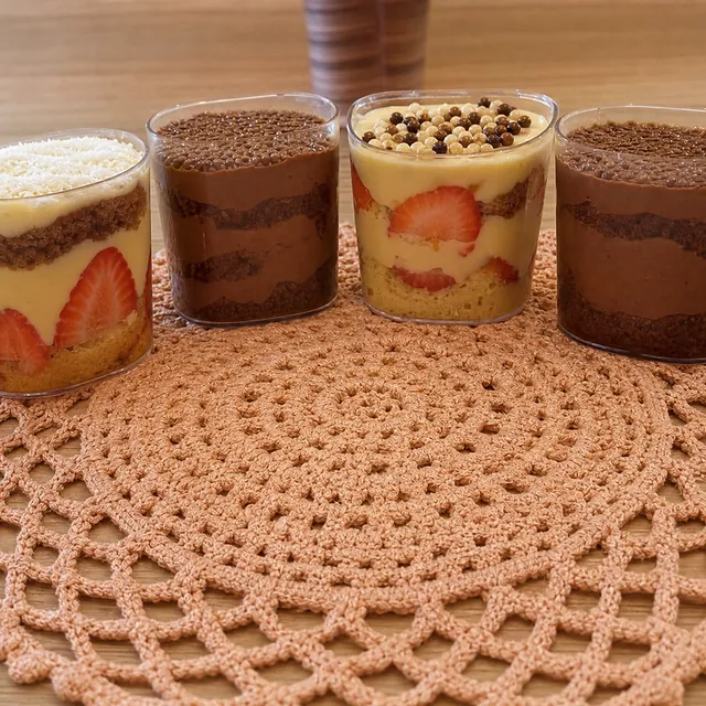 Bolos no pote com camadas de chocolate, creme e morango