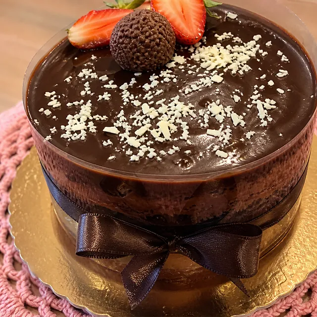 Bolo de chocolate envolvido por acetato