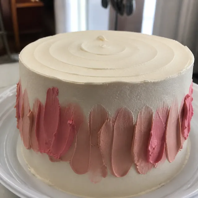 Bolo branco decorado com chantininho rosa