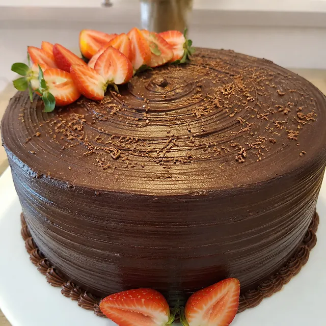 Bolo decorado com ganache e morangos