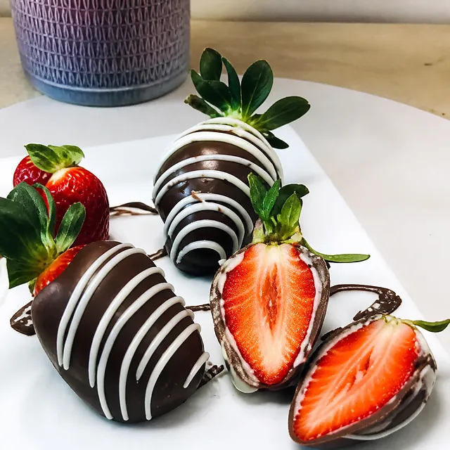 Bombons de morango com cobertura de chocolate
