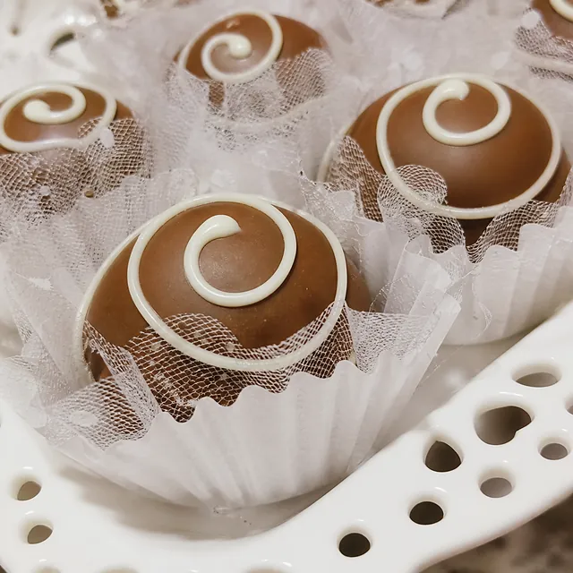 Bombons de chocolate com decoração clara