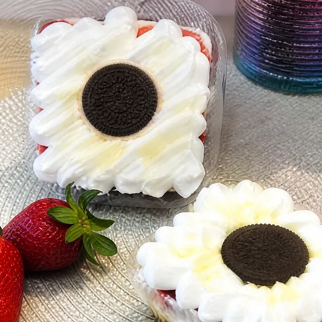 Tortas individuais decoradas com creme e morangos